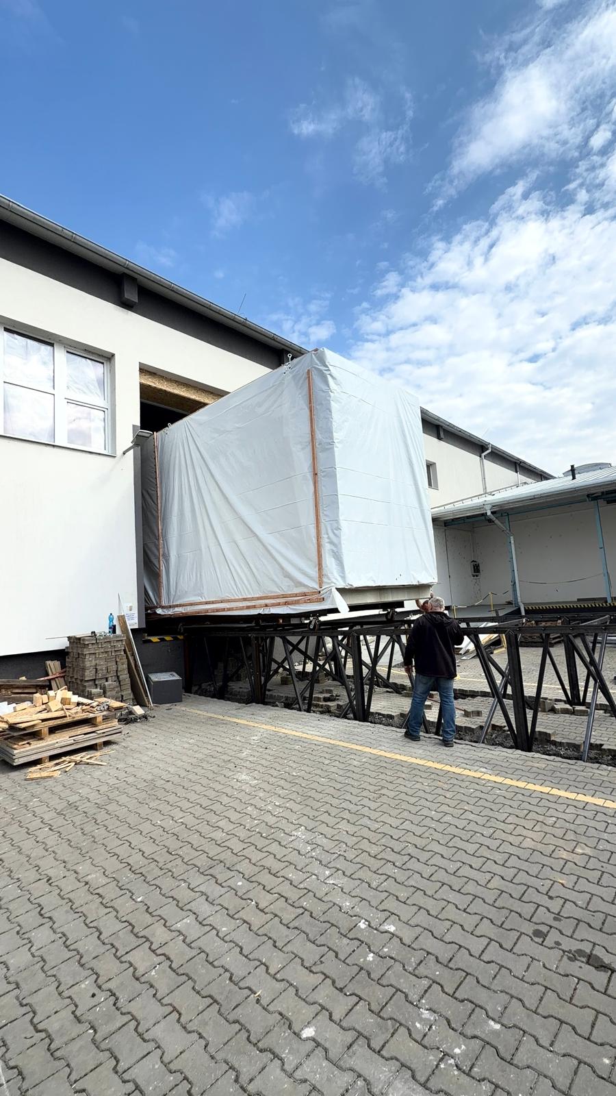 Končni modul z zaščitno folijo zapušča proizvodno halo Skymax