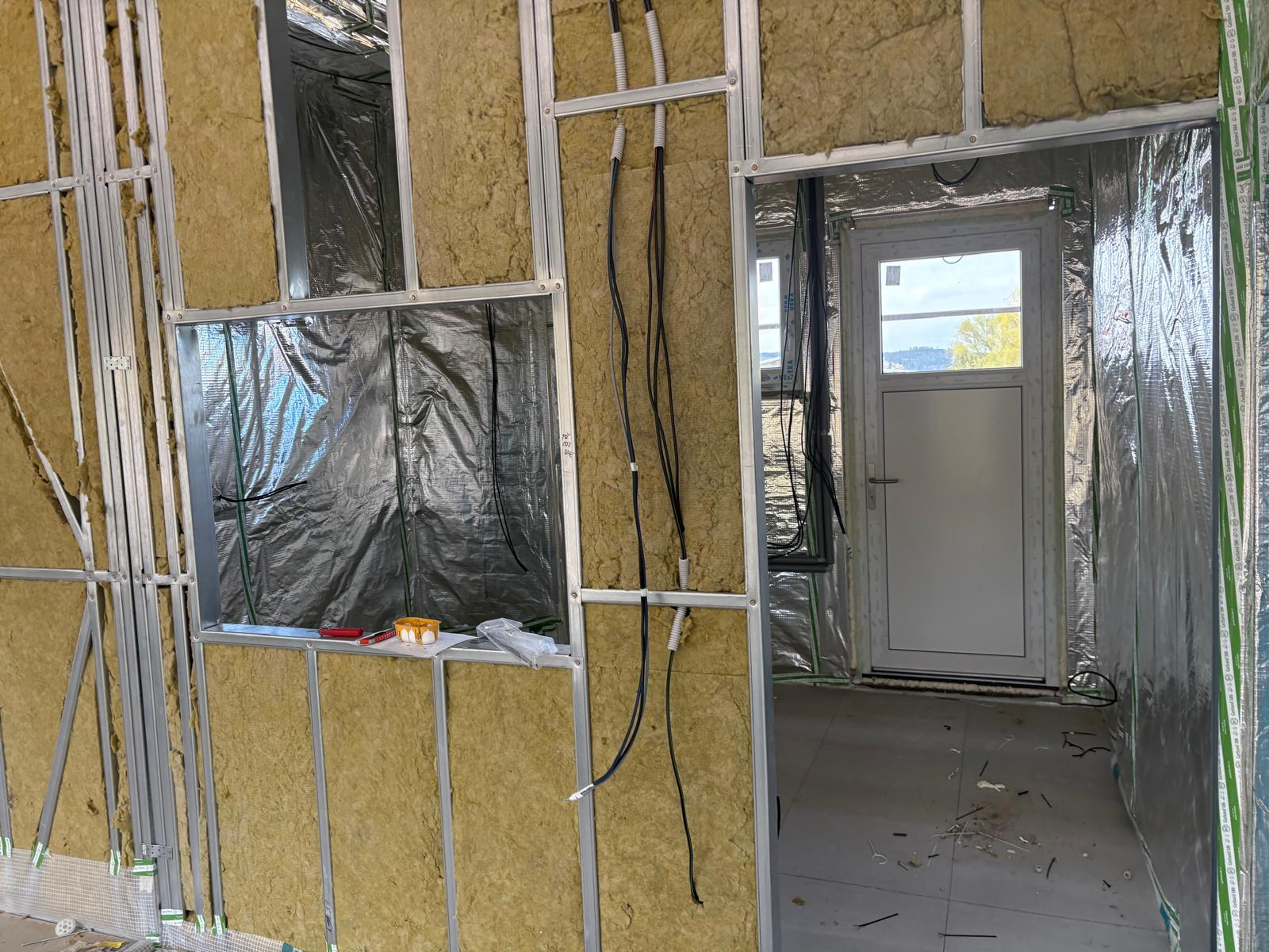 Detajl notranje obloge z mineralno izolacijo in parno zaporo