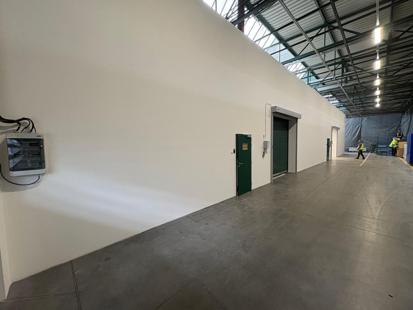 Dokončená stěna LGSF vestavby s rozvaděčem a dveřmi v pivovaru Radegast