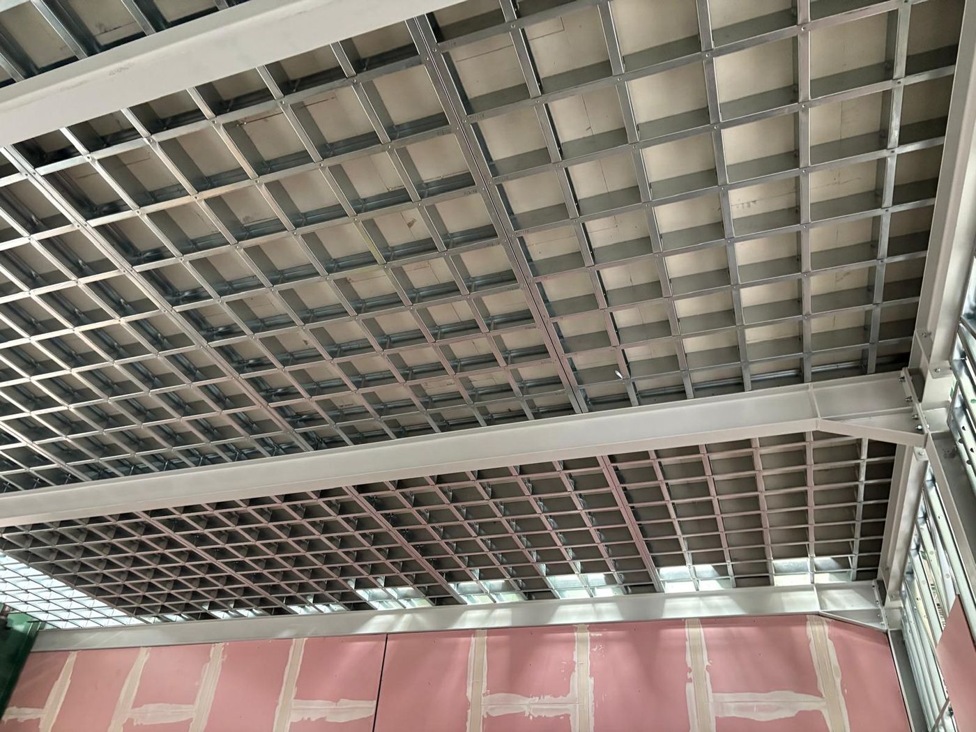 Stropní rošt LGSF konstrukce s protipožárním opláštěním v pivovaru Radegast