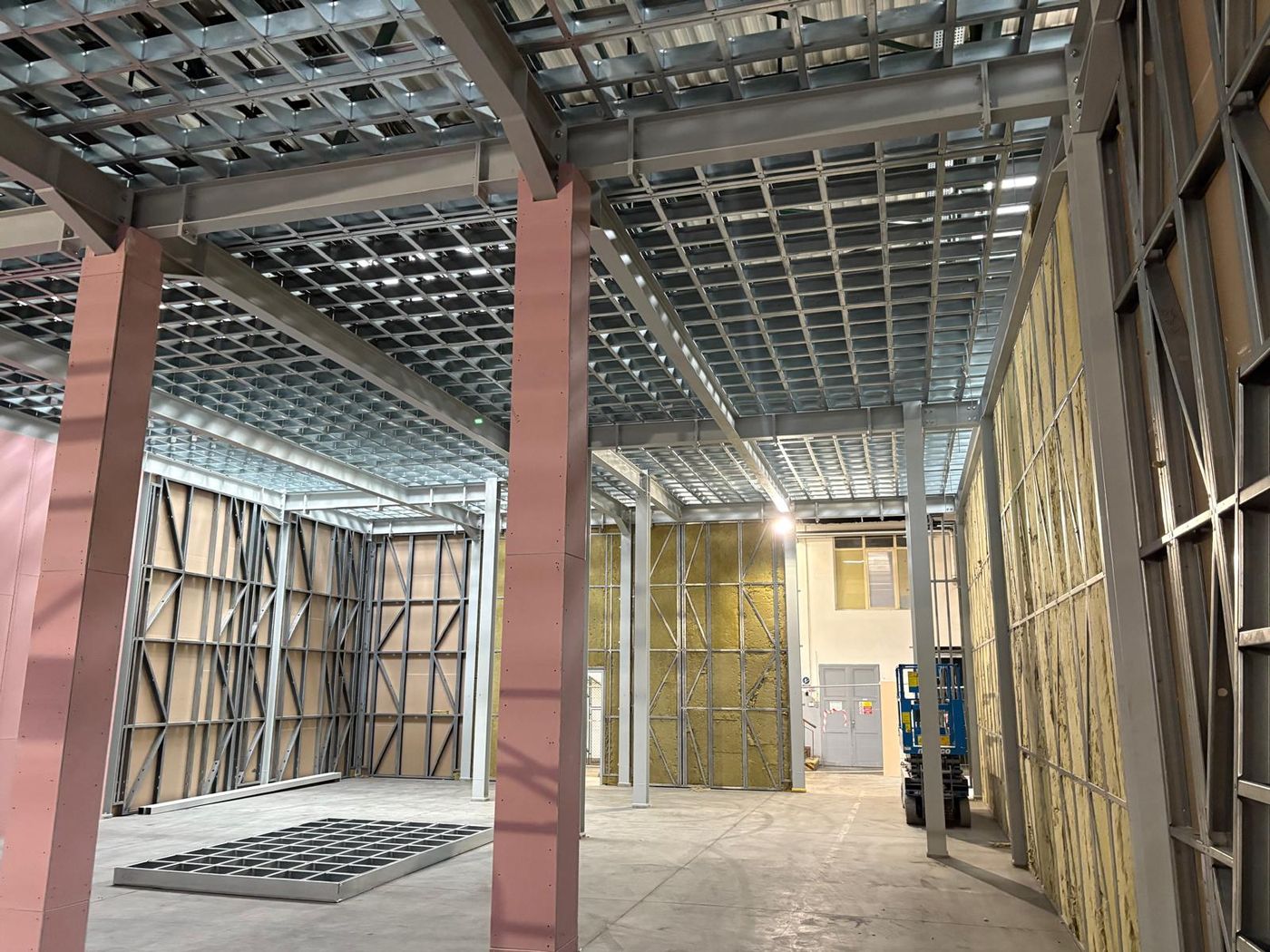 Dvoupodlažní LGSF ocelová konstrukce vestavby v průmyslové hale