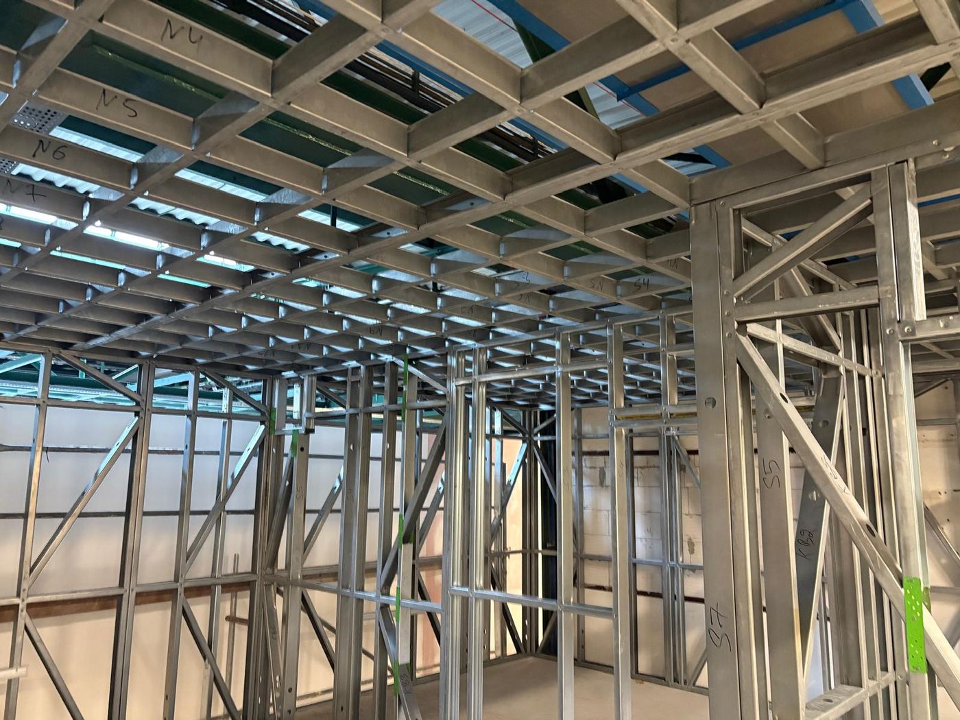 Vestavba do výrobní haly pivovaru Radegast — ocelová konstrukce