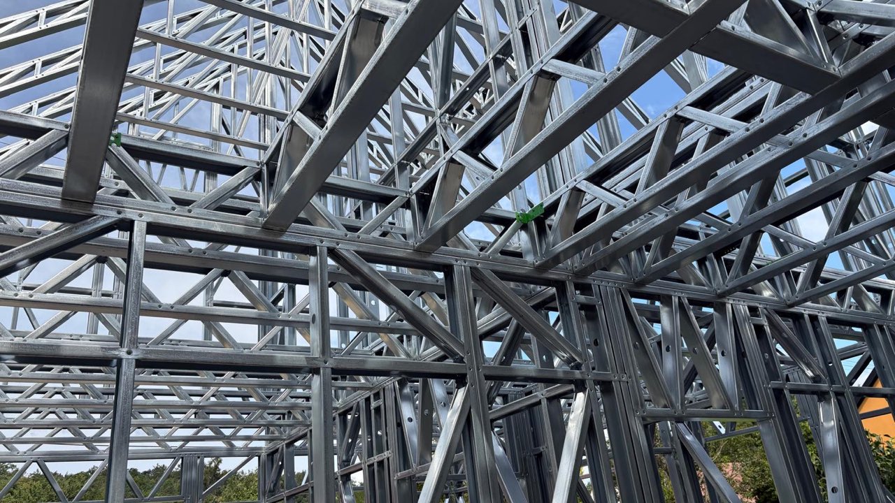 Mladečko — detail vazníkové konstrukce střechy zevnitř