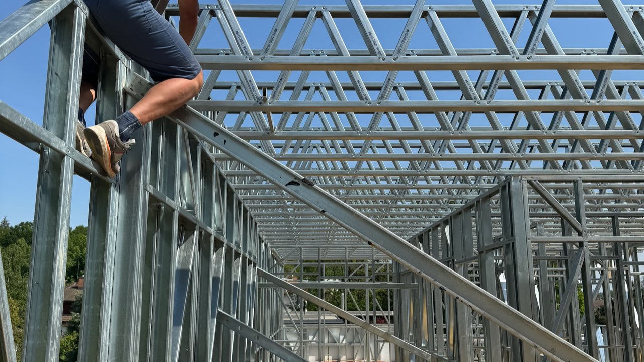 Výletní — montáž ocelové konstrukce střechy