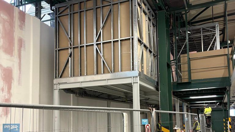 Vestavby do průmyslových hal: Proč se staví z ocelových konstrukcí místo zdění